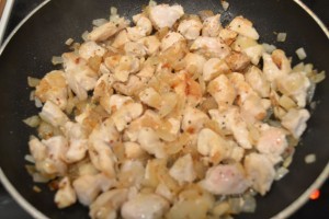 Рецепт бигуса с куриным филе - лук+курица