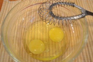 Как сделать испанский омлет - взбить яйца