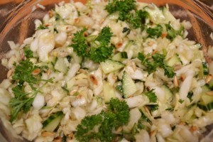 витаминный салат капуста и семечки готово