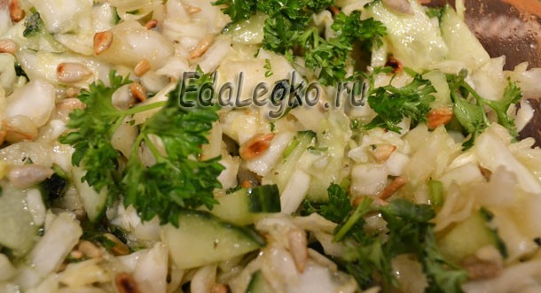 Витаминный салат — капуста и семечки