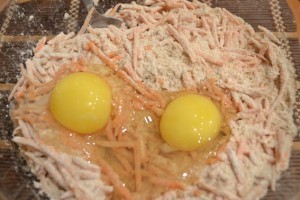 морковный торт - сухие компоненты + яйца