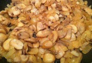 рецепт пирога с грибами - лук+грибы