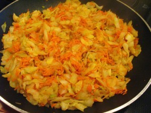 Пирог с капустой и яйцом - капуста и морковь
