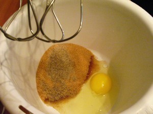 Шарлотка на сметане - яйца и сахар