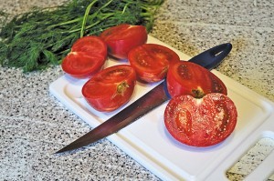 мясо под шубой в духовке - помидоры