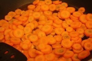 рецепт закуски из кабачков - обжарить морковь