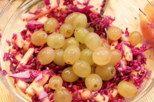 салат из краснокочанной капусты - виноград