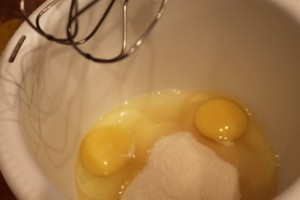 вкусная творожная запеканка - яйца и сахар