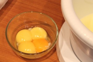 рецепт куриных оладий - белки и желтки