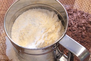 шоколадные кексики - добавление сухих ингредиентов