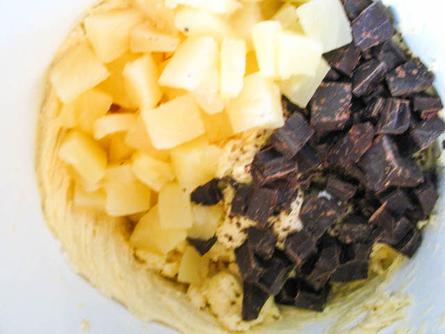 Маффины с кусочками шоколада - тесто с шоколадом и ананасом