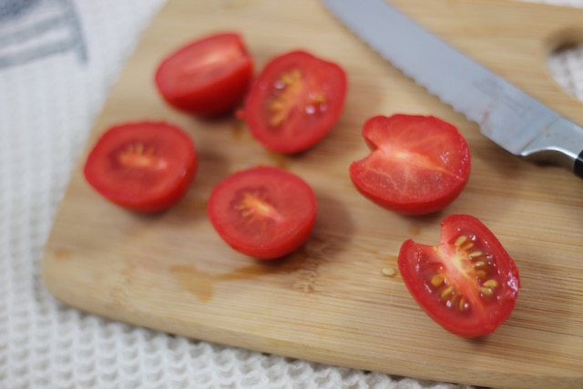 Вяленые помидоры в масле - режем