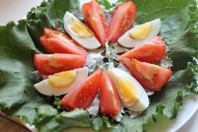 летние закуски с салатом - помидоры