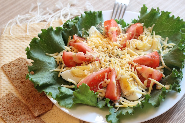 летние закуски с салатом - с яйцом и помидорами под сыром