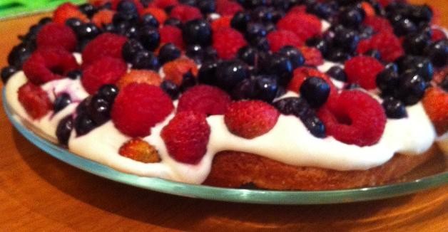 Пирог с ягодами и творожным кремом «Летние мотивы»