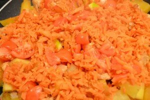 кабачки с курицей - морковь и томаты