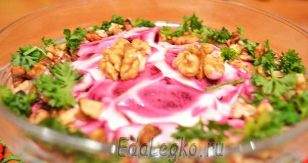 Салат со свеклой, грецким орехом и яйцом