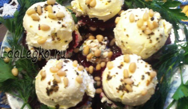 Салат из вареной свеклы — с творожным сыром и кедровыми орешками