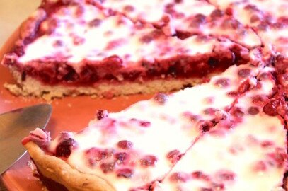 Открытый пирог с брусникой